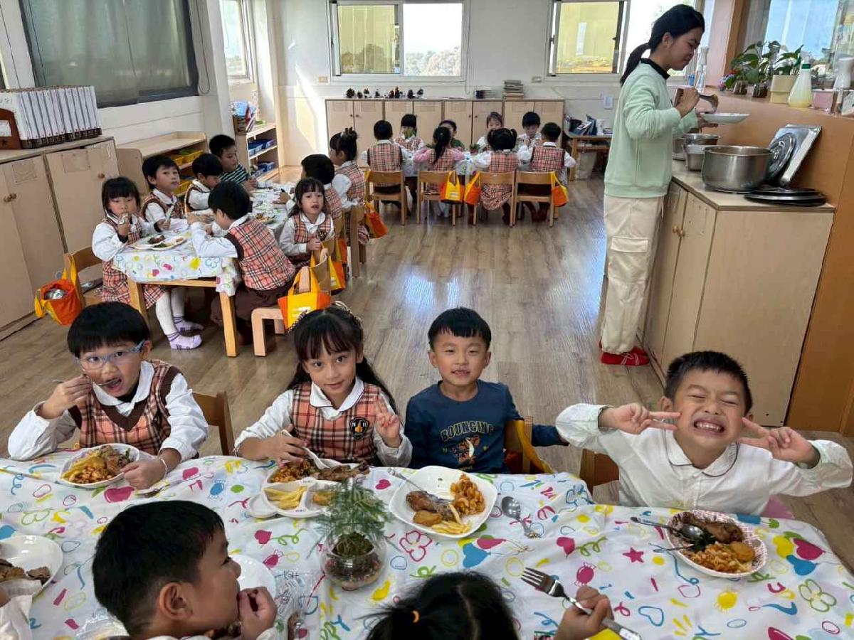 114-12-23~歡慶聖誕節~歡樂餐會 114-12-23~歡慶聖誕節~歡樂餐會