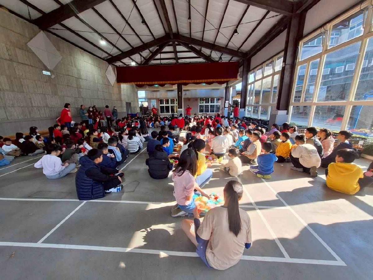 新學屋安親班期末獎學金頒獎~ (1)