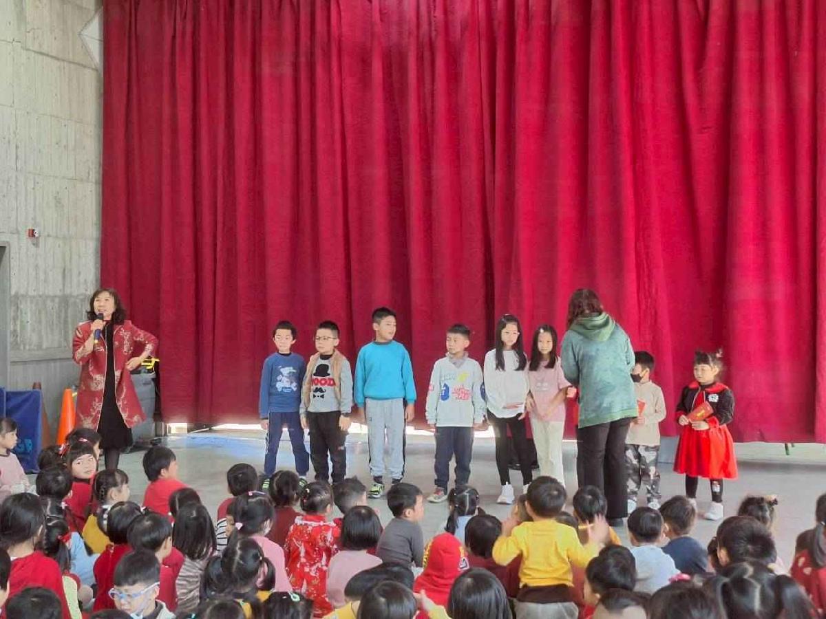 新學屋安親班期末獎學金頒獎~ (8)