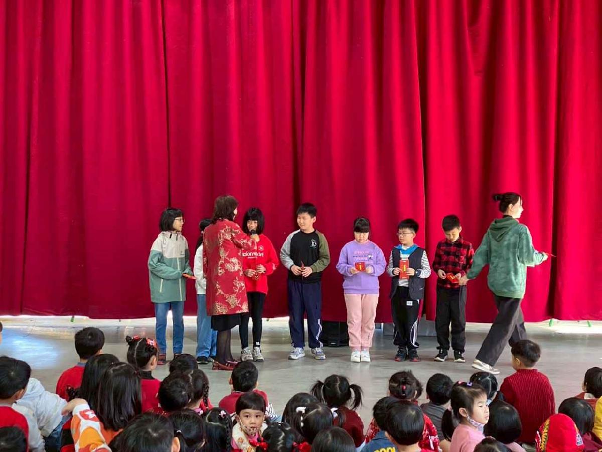 新學屋安親班期末獎學金頒獎~ (9)