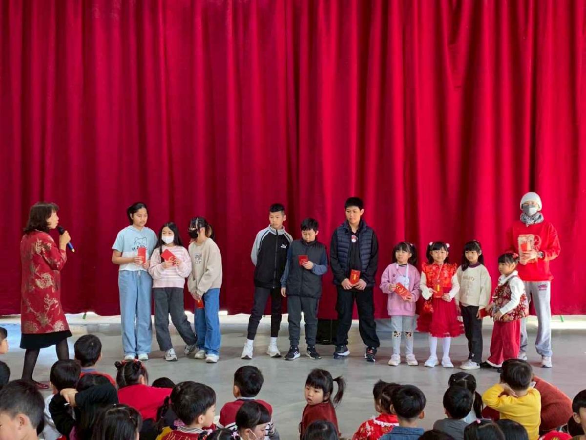 新學屋安親班期末獎學金頒獎~ (14)