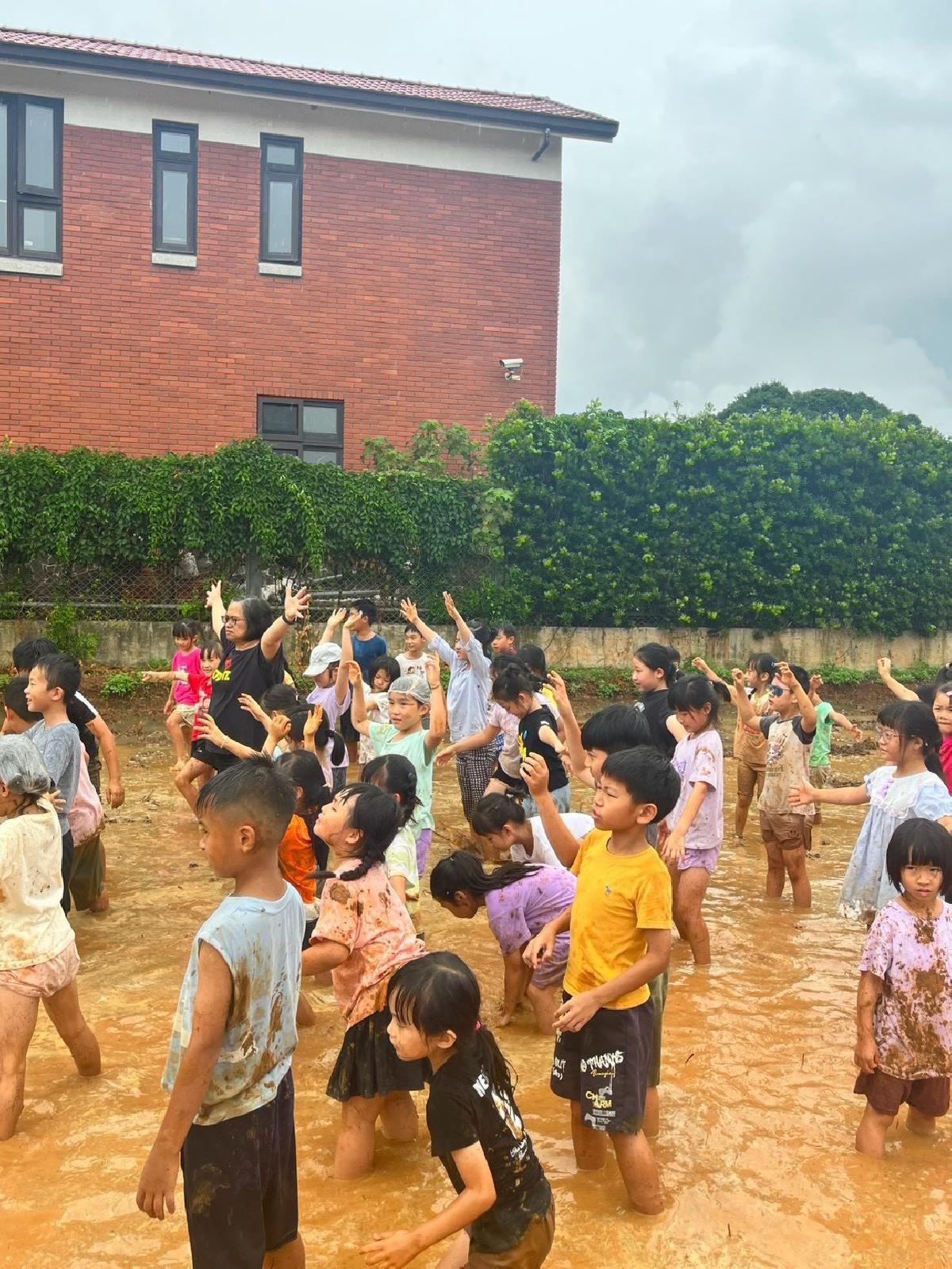 115-8-24-安親班田裡泥巴賽 (15)