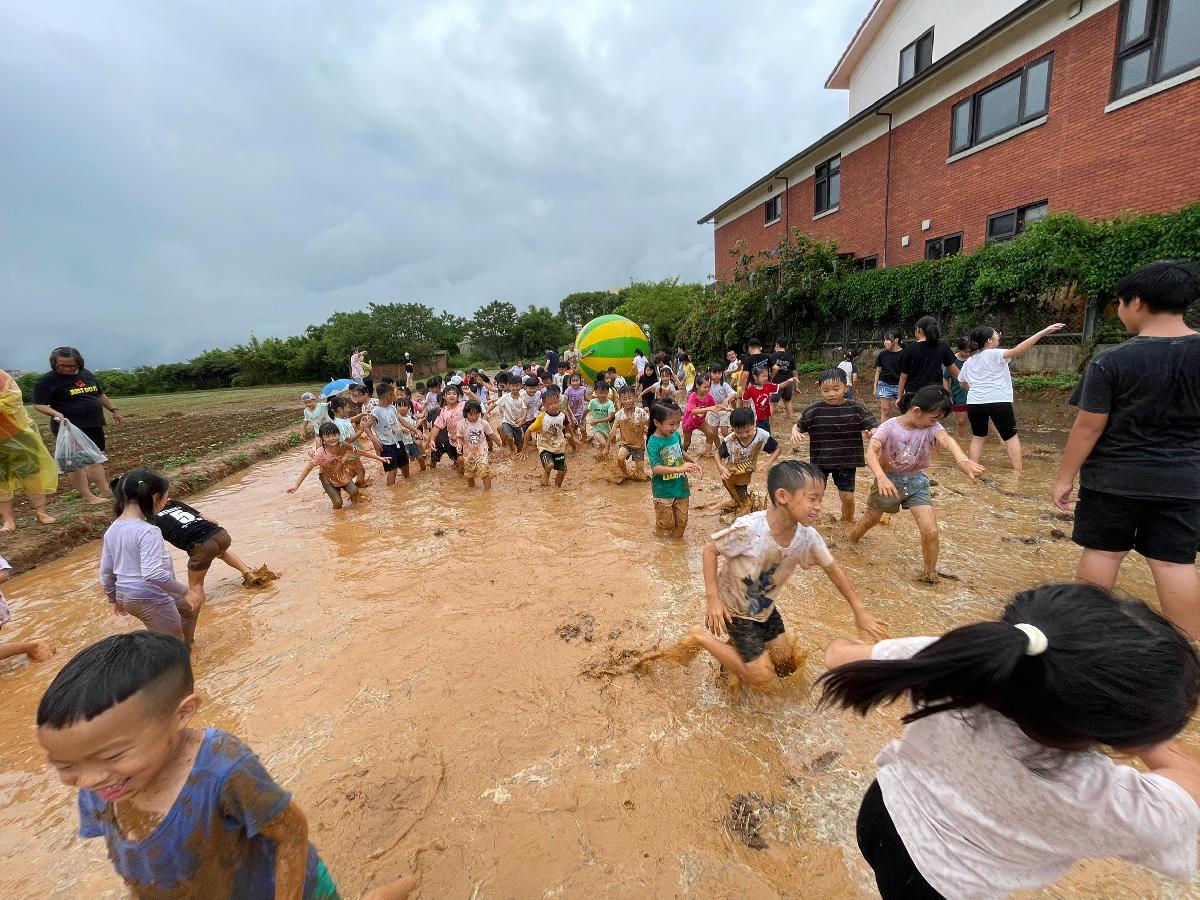 115-8-24-安親班田裡泥巴賽 (27)
