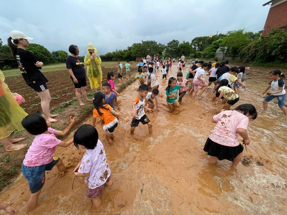 115-8-24-安親班田裡泥巴賽 (29)