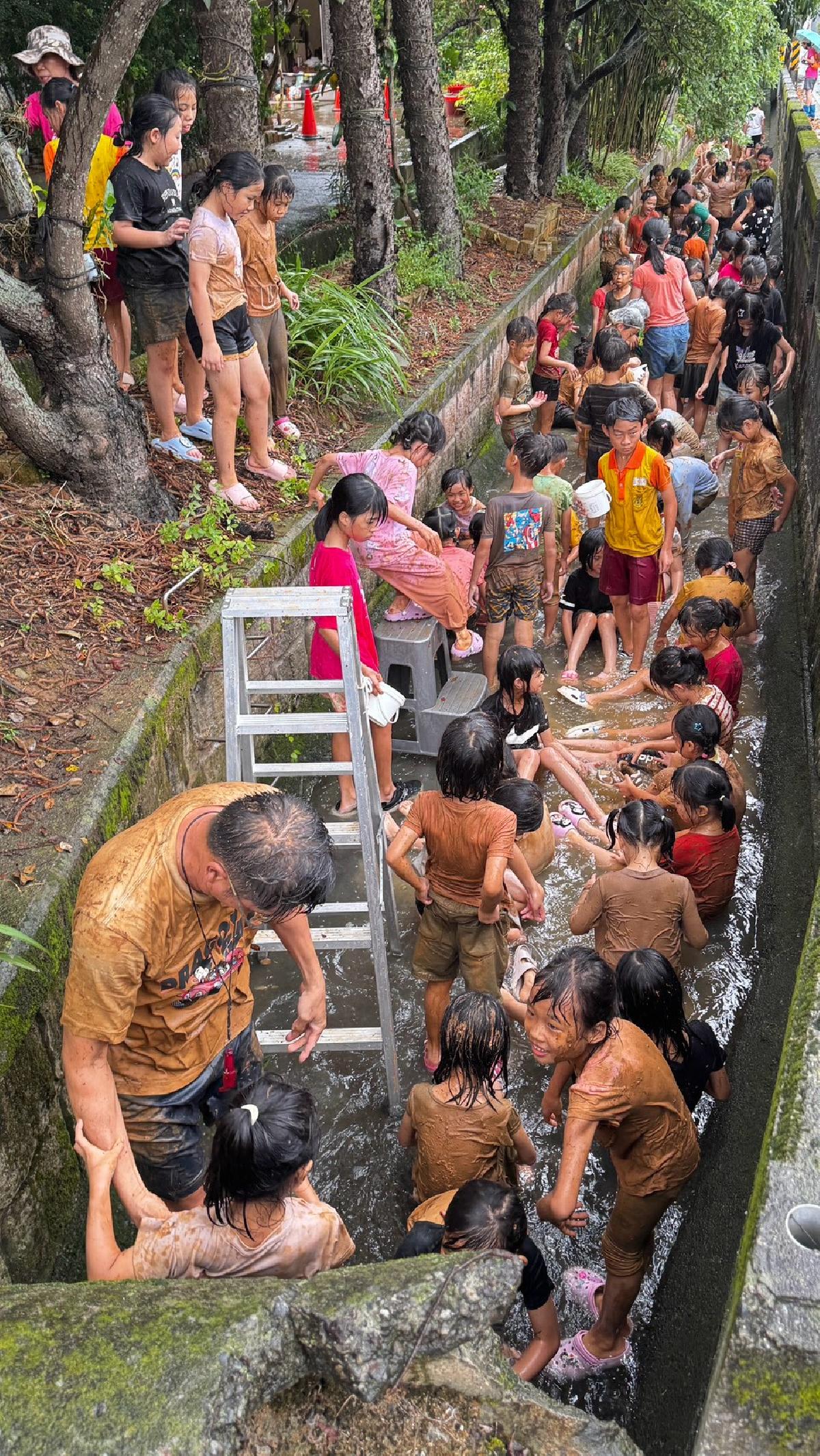 115-8-24-安親班田裡泥巴賽 (100)