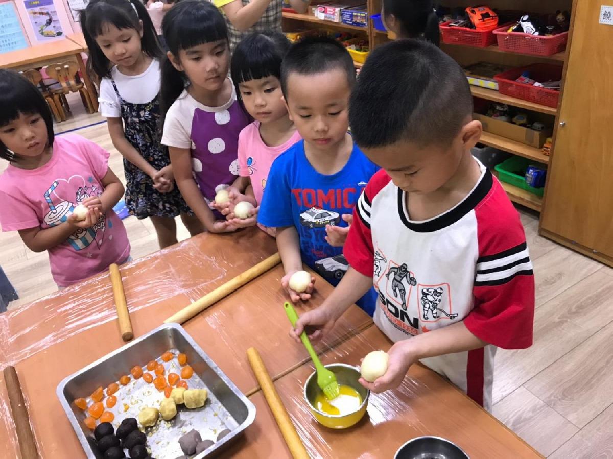 108-9-11~中秋節活動花絮~蛋黃酥DIY 108-9-11~中秋節活動花絮~蛋黃酥DIY