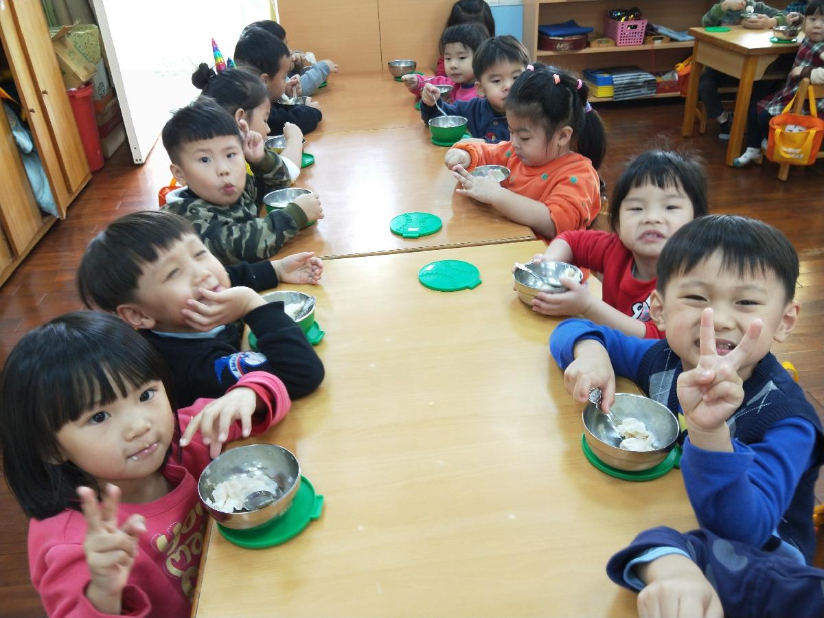109-1-15~年俗活動包水餃 109-1-15~年俗活動包水餃